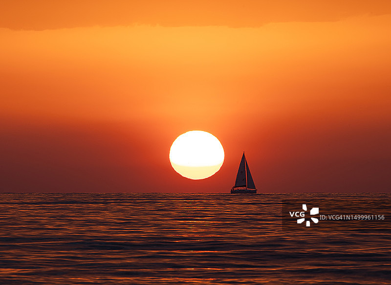 地中海日落与航行的游艇图片素材