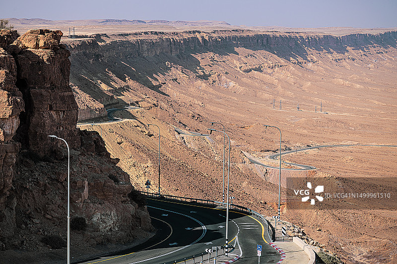 沙漠中空旷的沥青路图片素材