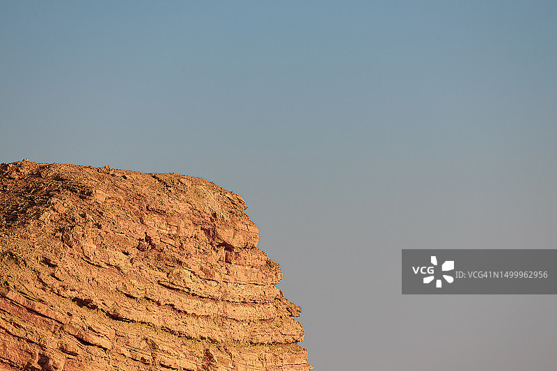 拉蒙陨石坑的沙漠地形地貌图片素材