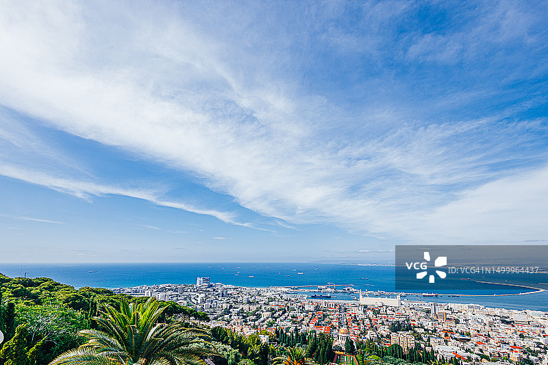 从巴哈伊花园露台俯瞰海法和海港全景图片素材