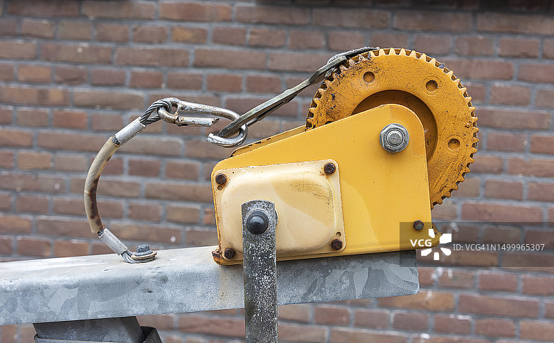 黄色双向自闭式迷你升降机的正面图图片素材