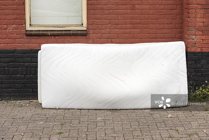 两个旧床垫图片素材