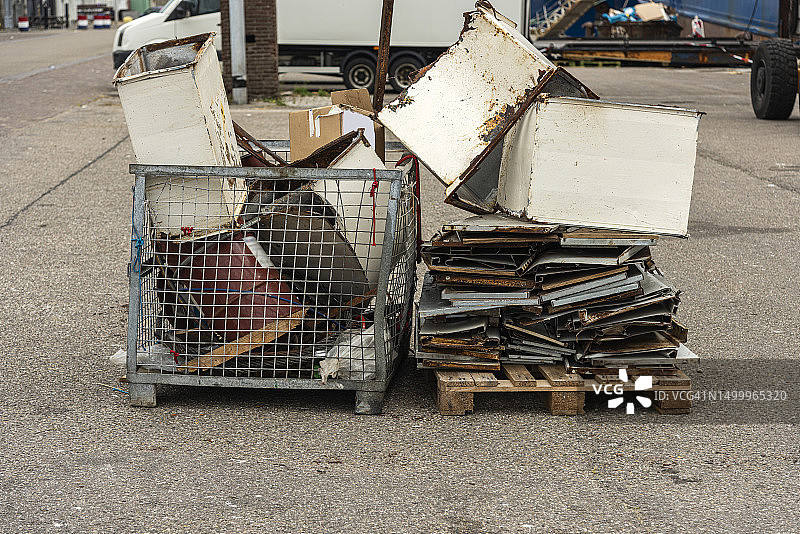 木制托盘上的各种金属废料图片素材