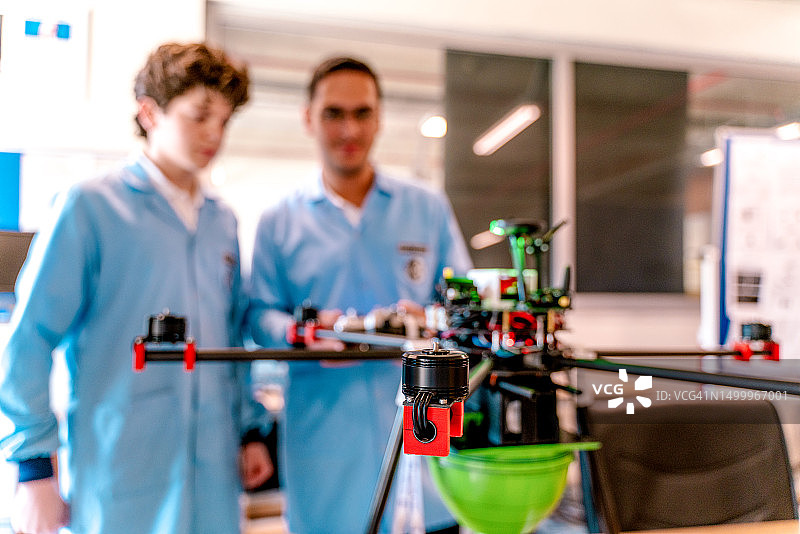 在职业教育实验室中开发用于现代无人机控制的软件图片素材