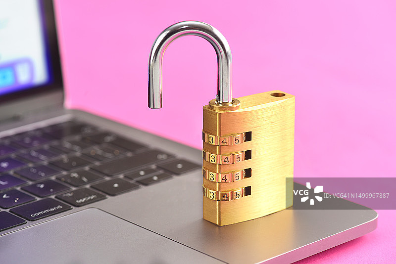 笔记本电脑上的挂锁图片素材