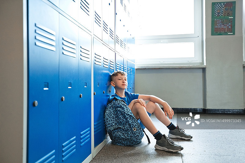坐在学校走廊里的男学生图片素材