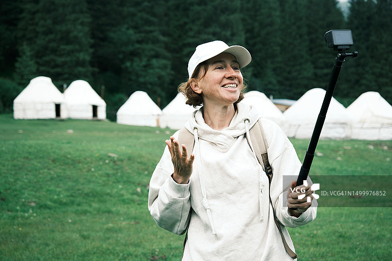 女游客讲述在雨天山区旅行的故事图片素材