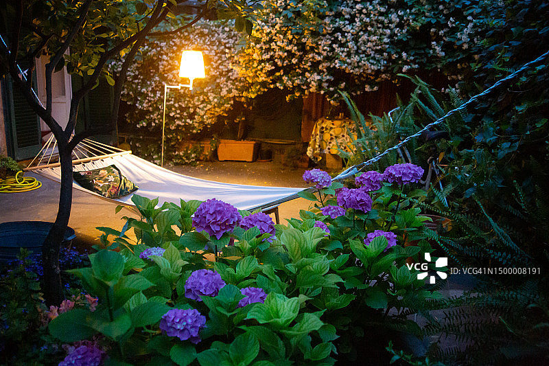 夜晚带吊床的灯火通明后院图片素材