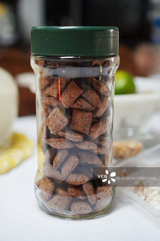 透明罐子里的巧克力玉米片图片素材