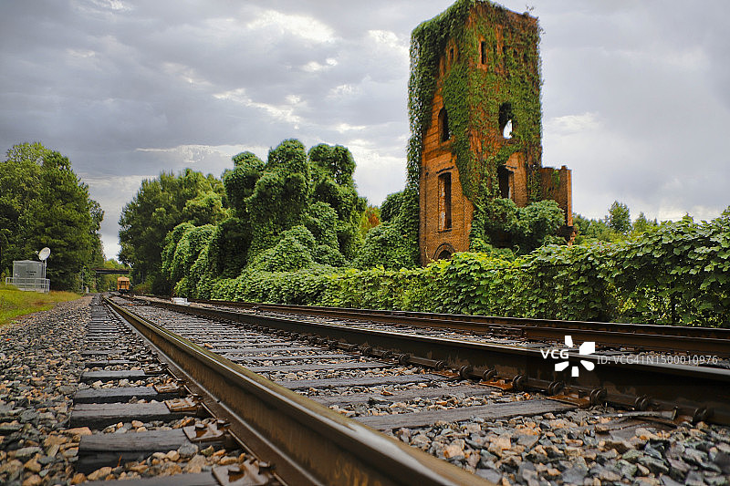 铁路旁的棉纺厂遗址图片素材