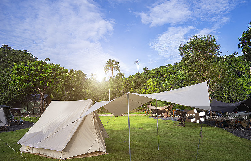 露营地的露营帐篷图片素材