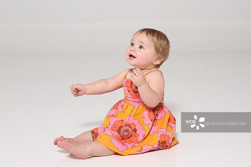 12个月大的女婴肖像图片素材