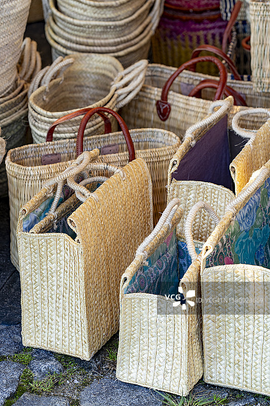 用天然材料制成的各种柳条篮子背景图片素材