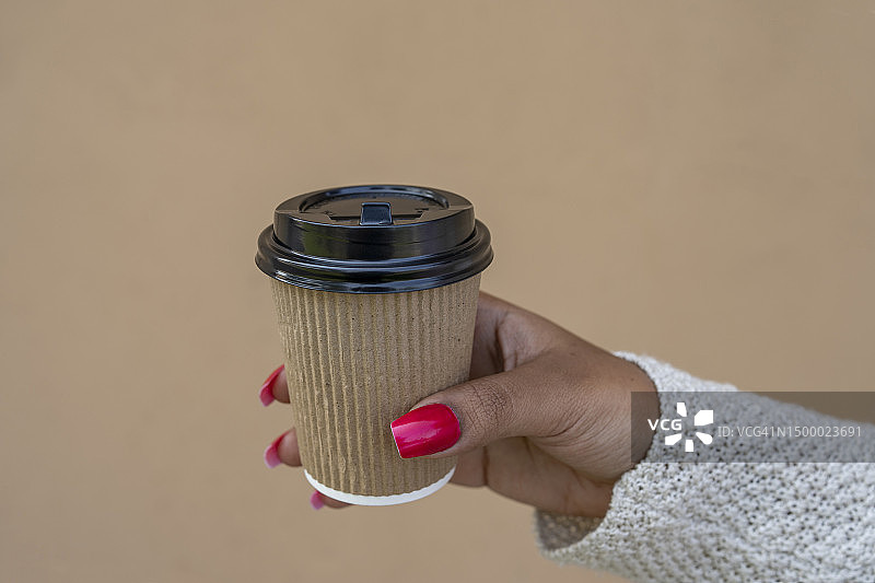 非洲裔女人的手拿着纸杯咖啡图片素材