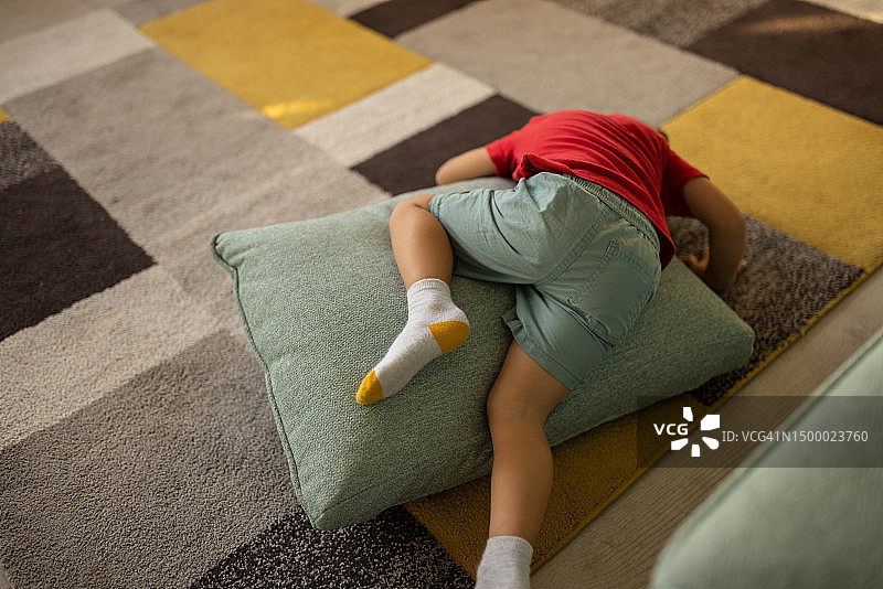 在地板上放松的小男孩图片素材
