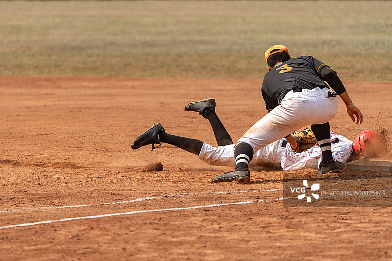 棒球比赛：滑垒一垒时头部受伤图片素材