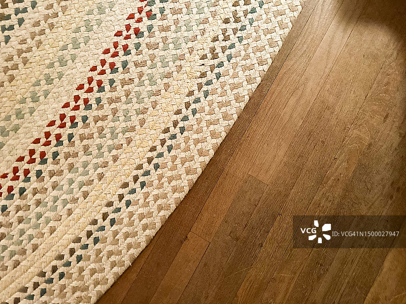 硬木地板上的复古编织地毯图片素材