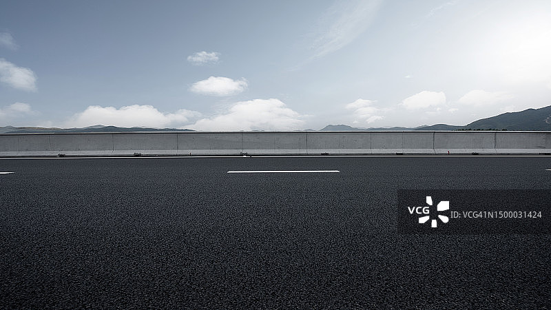 蓝天下高速公路上的汽车图片素材