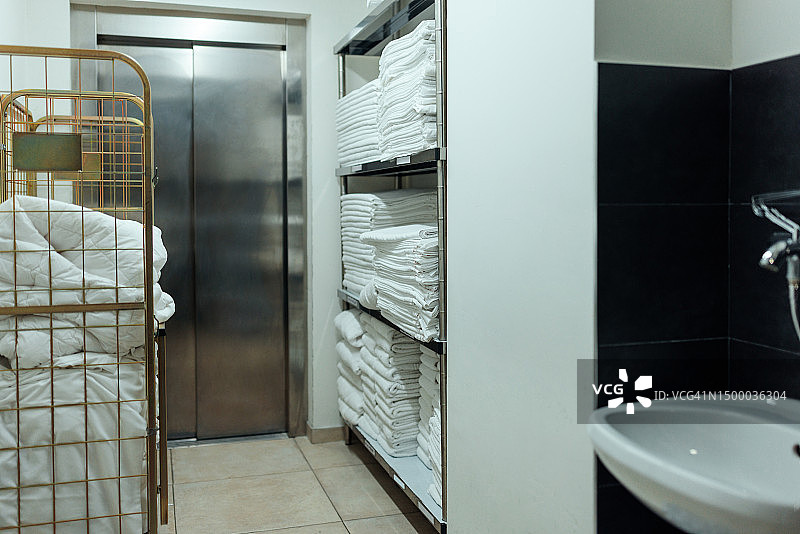 酒店洗衣房和干净的床单图片素材