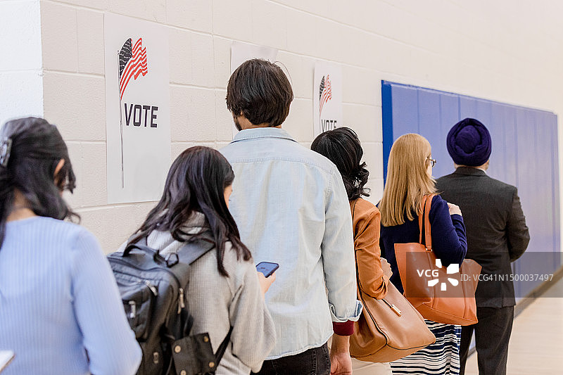 选民排队等待投票图片素材