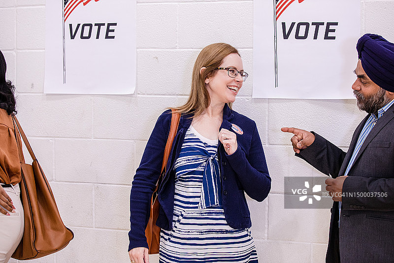中年妇女与另一位选民交谈图片素材