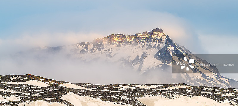 被低云覆盖的斯奈山半岛山脉图片素材