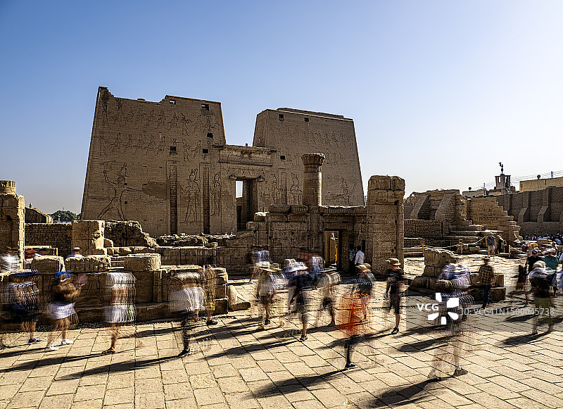 前往埃及埃德夫神庙的游客图片素材