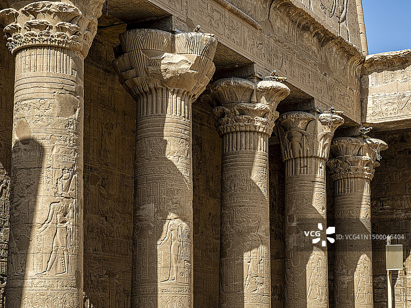 埃及埃德夫神庙内的宏伟柱子图片素材