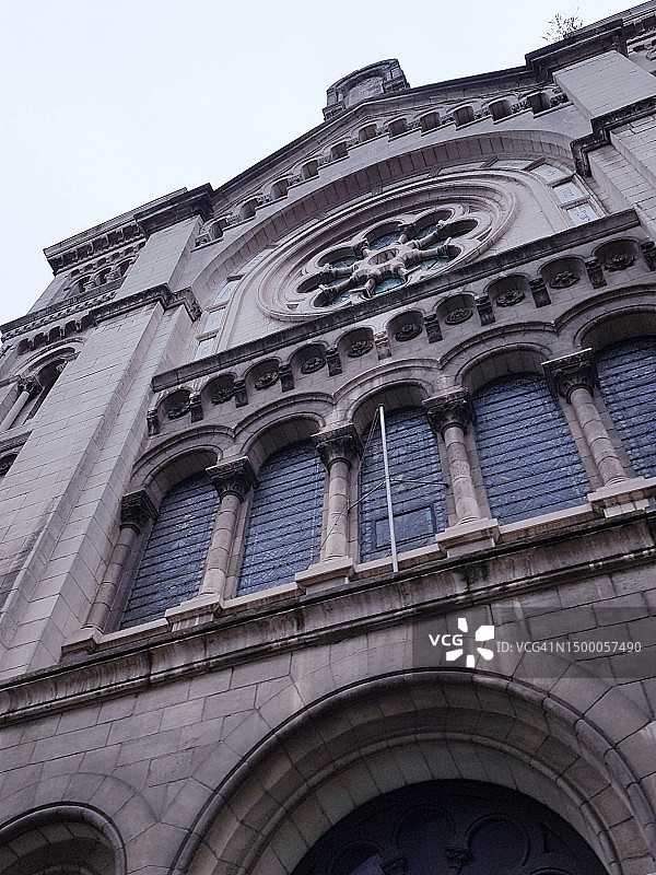 布鲁塞尔大犹太教堂，从低角度看摄政王街图片素材
