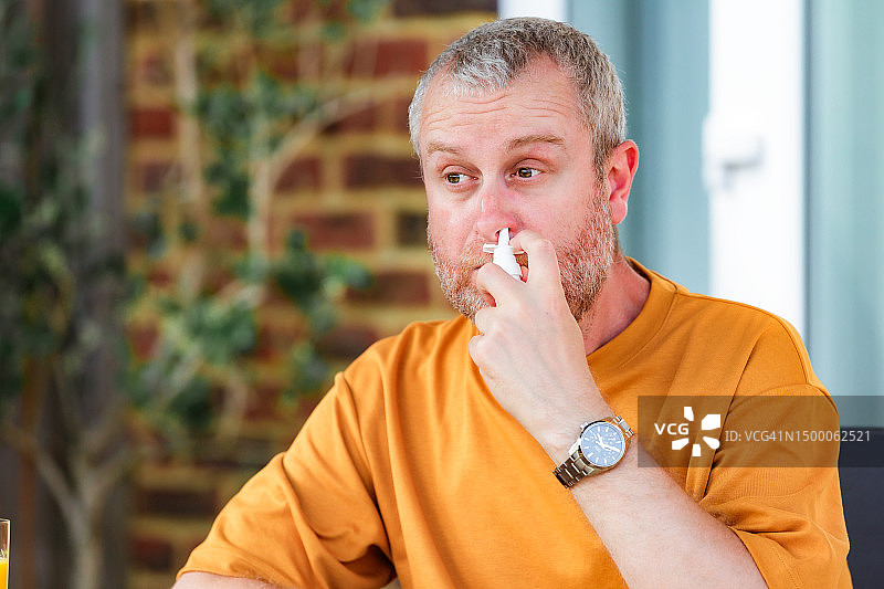 男子患花粉热过敏，使用鼻腔喷雾图片素材