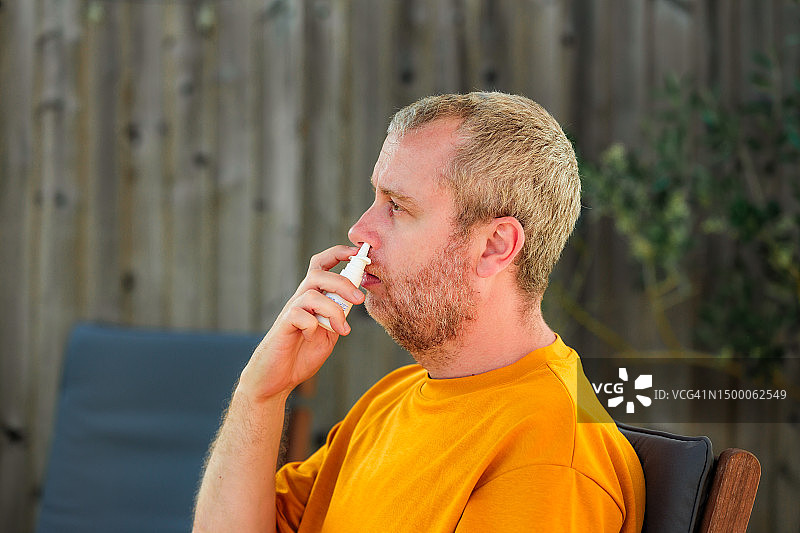 男子患花粉热过敏，使用鼻腔喷雾图片素材