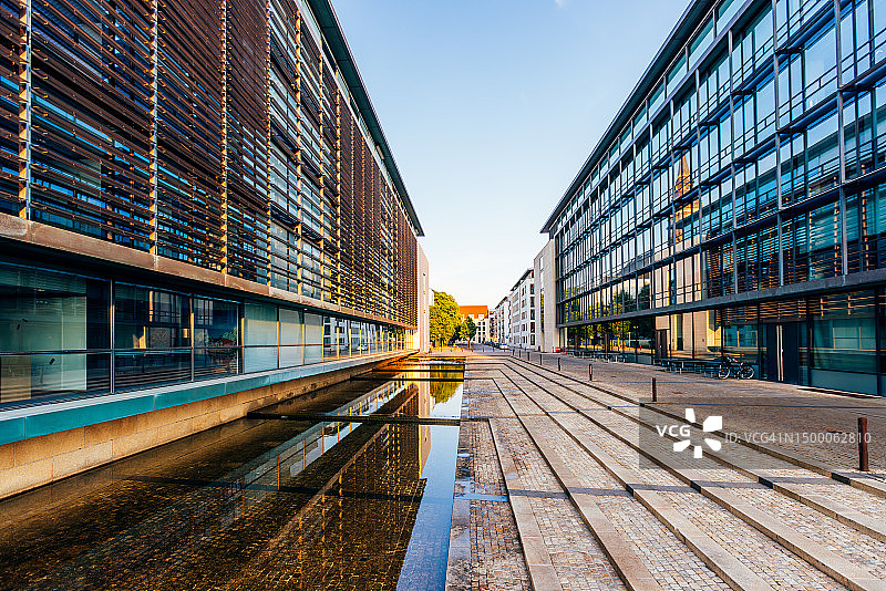 丹麦哥本哈根克里斯蒂安港的现代玻璃办公楼图片素材