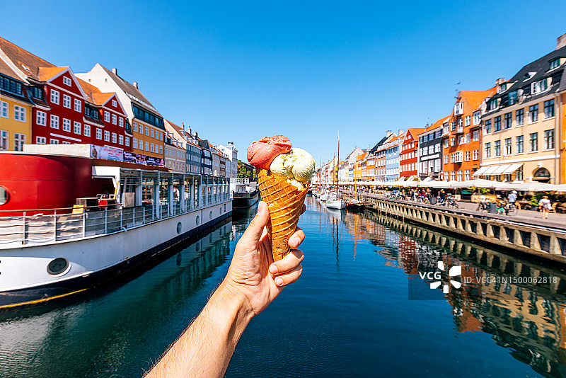 男子在新港海港吃冰淇淋，个人视角，哥本哈根，丹麦图片素材