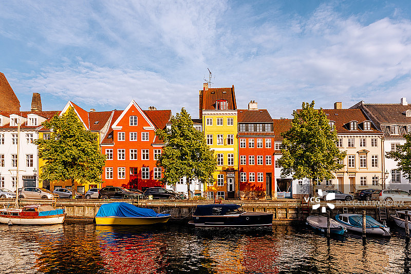 丹麦哥本哈根克里斯蒂安港运河沿岸的彩色房屋图片素材