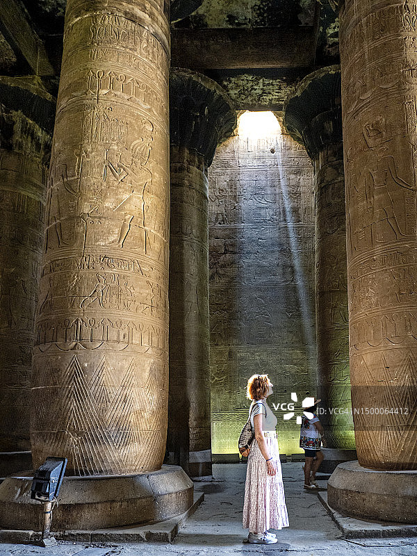 在埃德夫神庙欣赏象形文字的女性，埃及图片素材