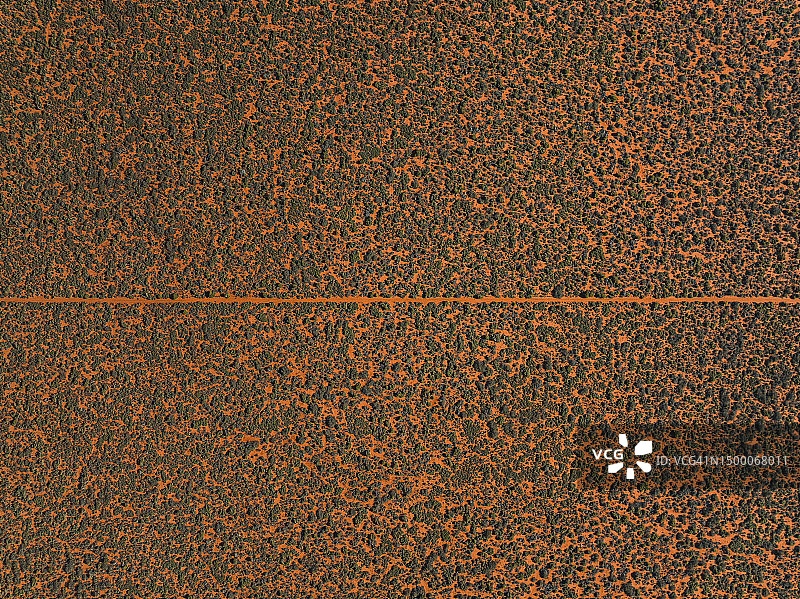 无人机视角：澳大利亚内陆鲨鱼湾的橙色土路图片素材