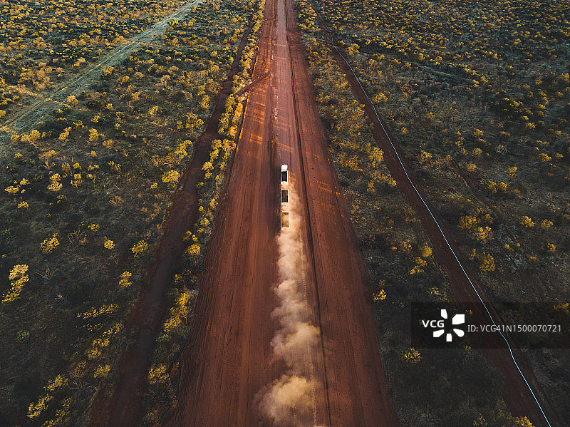 澳大利亚北部地区塔纳米路上行驶的公路列车鸟瞰图图片素材
