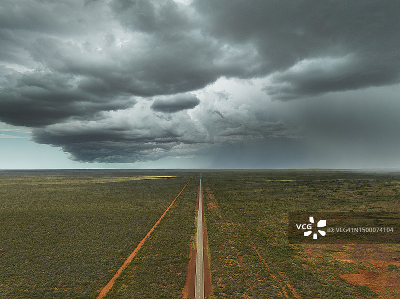 澳大利亚西澳大利亚内陆偏远公路上的暴风云航拍图片素材