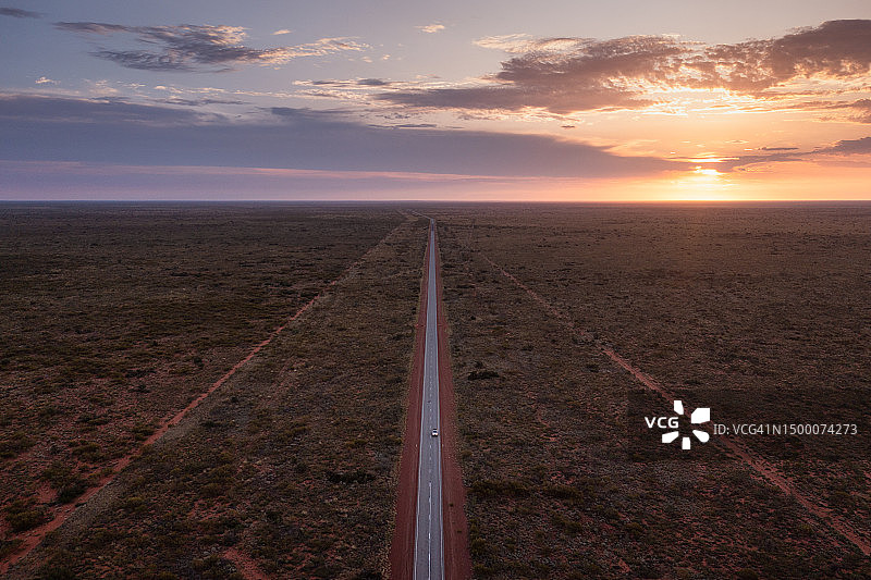 日落时分，航拍视角下，汽车行驶在澳大利亚内陆高速公路上，西澳大利亚，澳大利亚图片素材