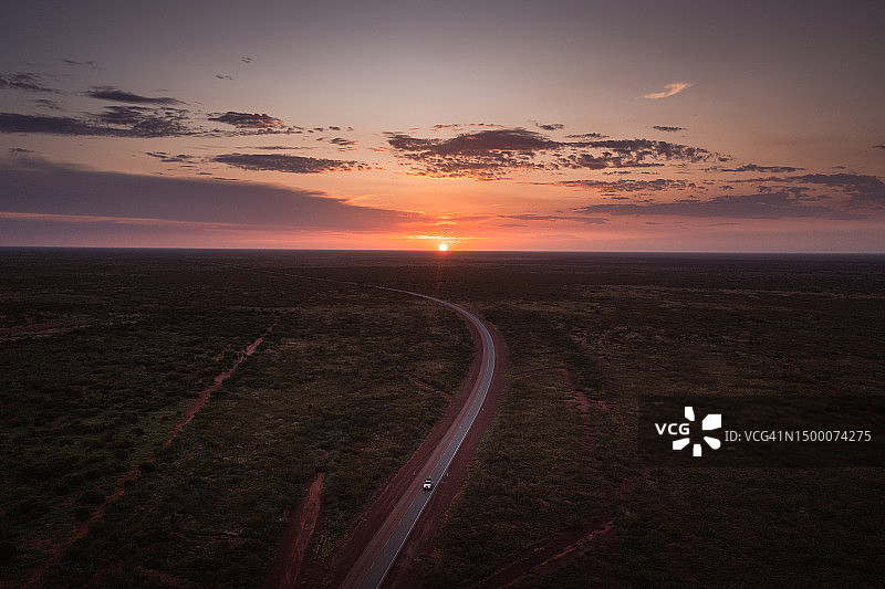 澳大利亚西澳大利亚内陆日落时分高速公路上行驶的汽车航拍影像图片素材