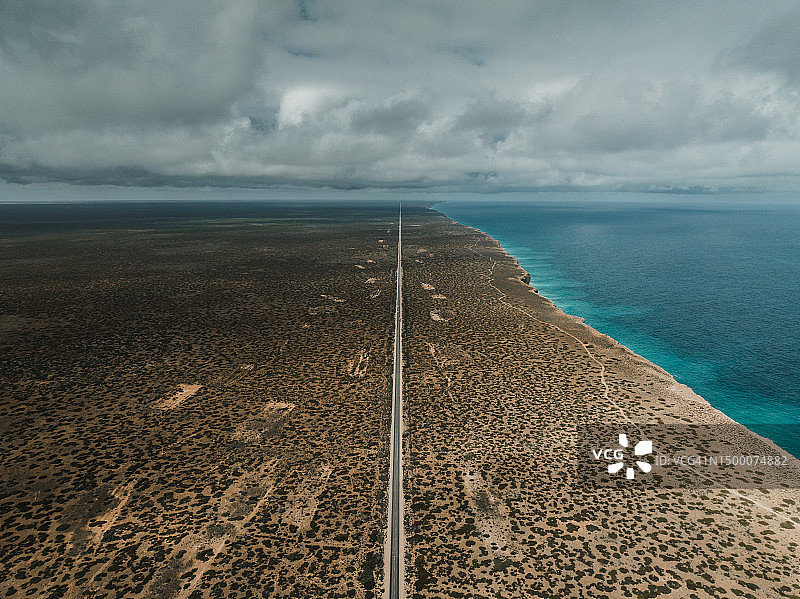 从空中视角拍摄的艾尔高速公路穿越邦达悬崖，阴天下午，澳大利亚南澳大利亚州图片素材