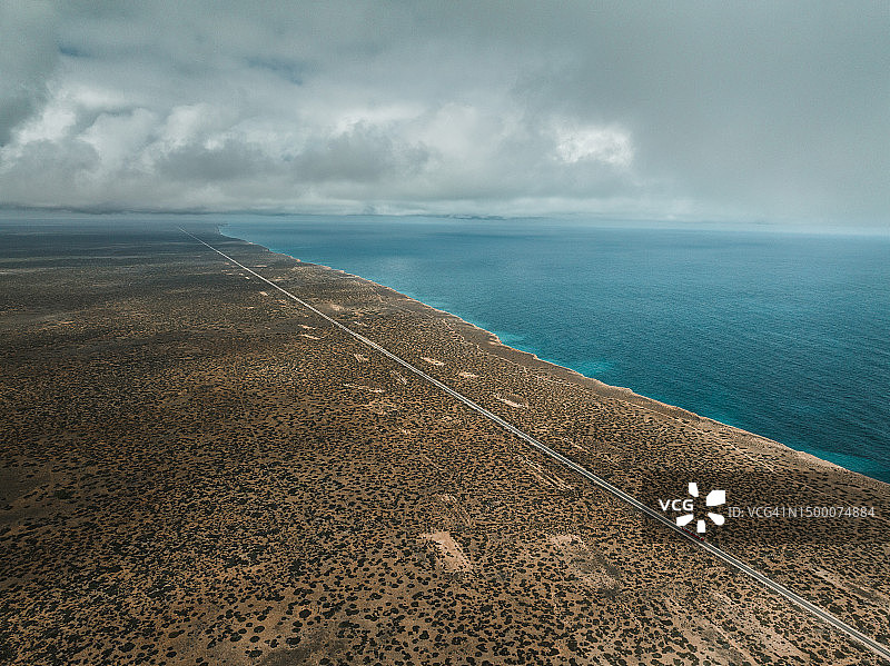 航拍艾尔公路跨越纳拉伯悬崖，南澳大利亚，阴天图片素材