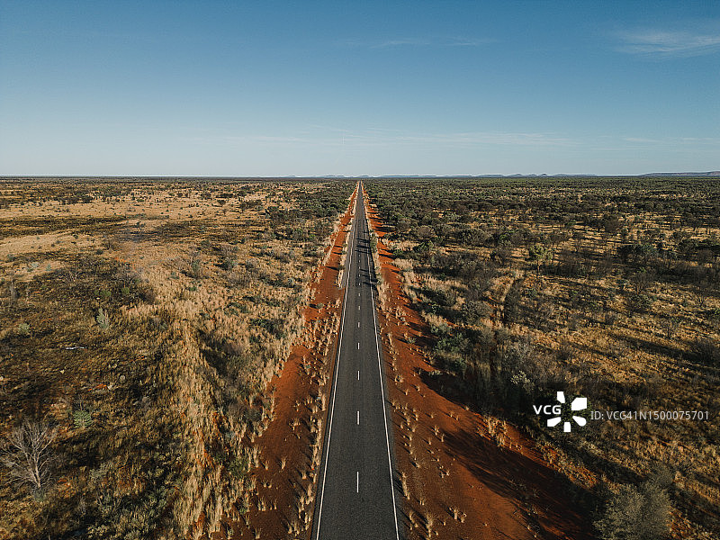 澳大利亚北领地，阳光明媚的下午，塔纳米路封闭路段航拍图图片素材