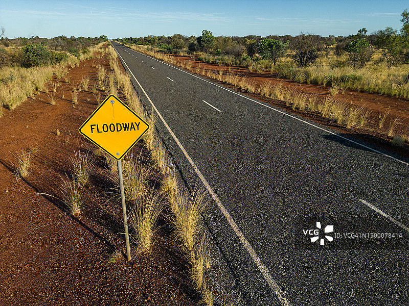 澳大利亚北部地区高角度拍摄的溢洪道路标图片素材