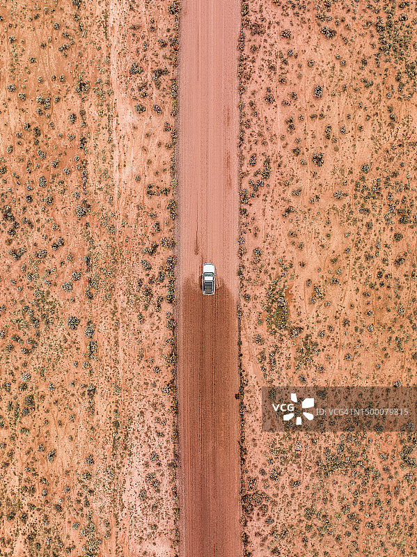 无人机拍摄的四驱车行驶在澳大利亚南澳大利亚贫瘠的土路上图片素材