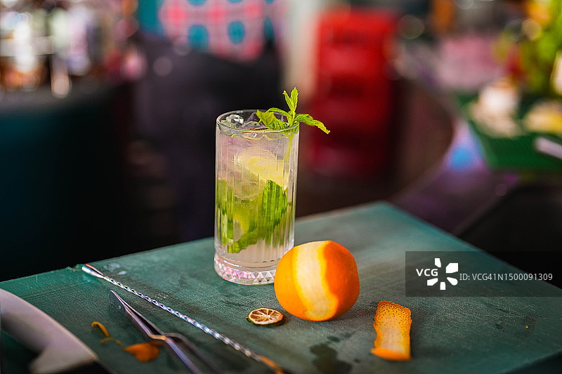 在酒吧制作莫吉托鸡尾酒图片素材