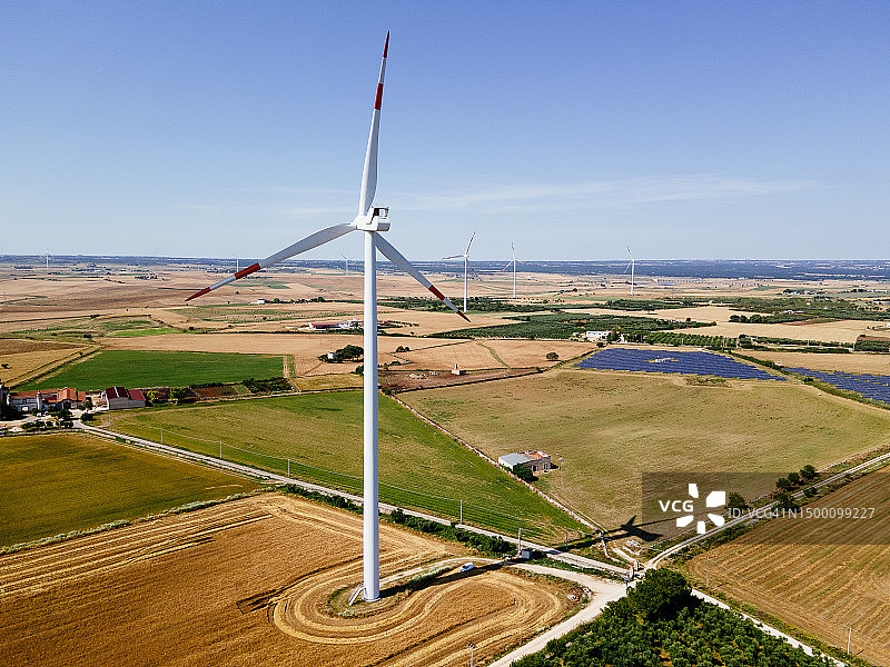 生产可持续资源和环保能源的风力涡轮机图片素材