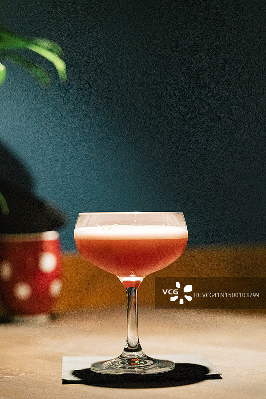 鸡尾酒吧中的酒精饮品玻璃杯特写图片素材