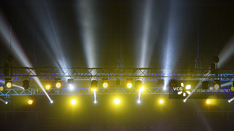 音乐表演期间舞台上方的彩色聚光灯图片素材