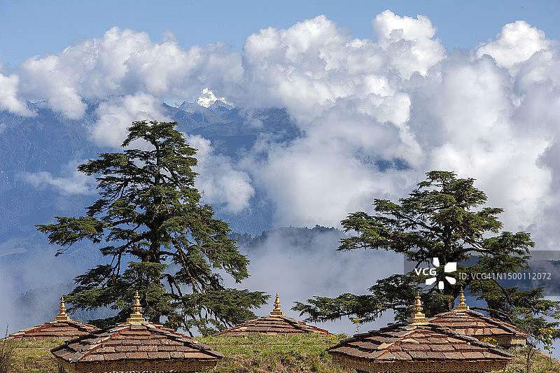 不丹喜马拉雅山脉上的佛教宝塔图片素材